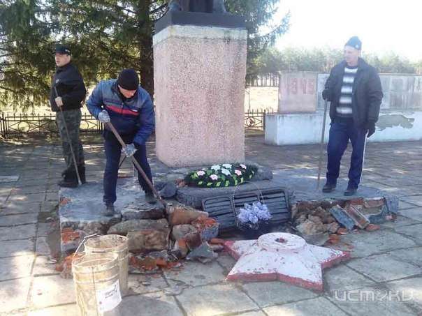 Троснянские пожарные благоустроили мемориальный комплекс Троснянские пожарные благоустроили мемориальный комплекс