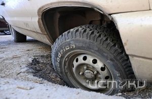 В районе места прокладки коллектора провалился автомобиль В районе места прокладки коллектора провалился автомобиль