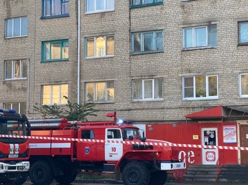 Погорельцев домов, пострадавших от пожара во Мценске, разместили в эвакопунктах