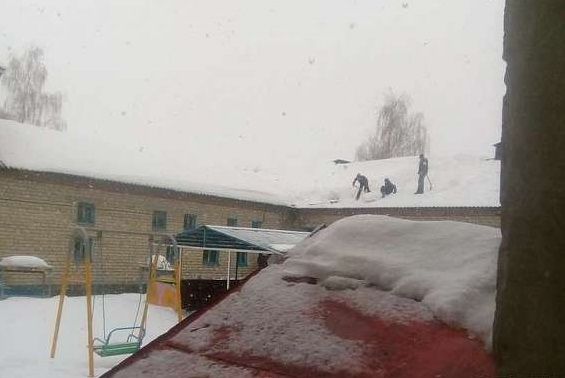 В Ливенском районе директору, заставившему школьников чистить снег, к выговору добавили штраф
