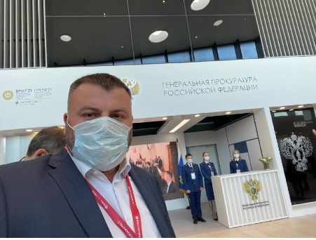 У советника губернатора Сергея Лежнева, похоже, проявился так называемый стокгольмский синдром