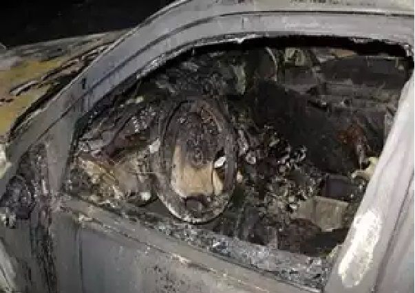 В Орле ночью загорелся Mercedes В Орле ночью загорелся Mercedes