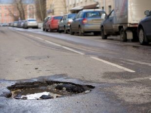 Орловские активисты попросили Владимира Путина починить дороги Орла и Орловской области