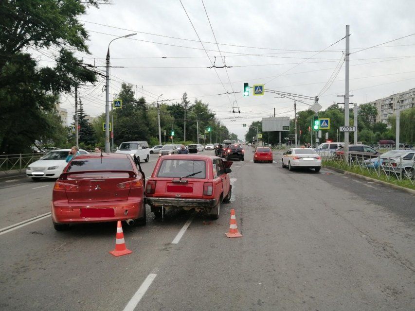 В Орле на Московском шоссе столкнулись три автомобиля 