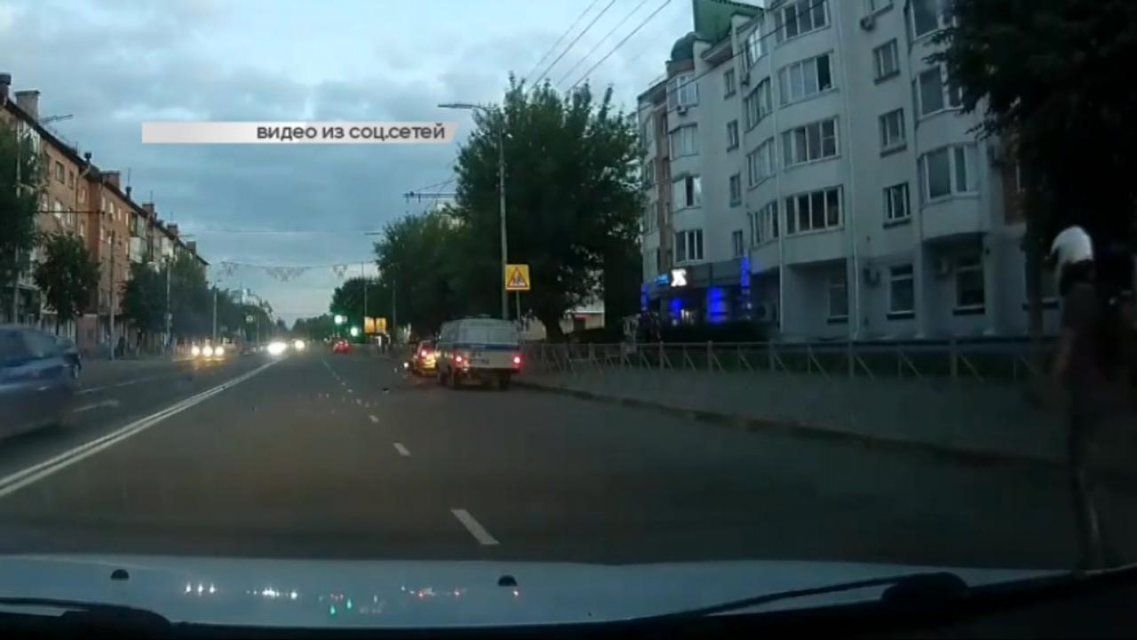 На видео попал момент аварии с мотоциклом, а накануне орловчан порадовали световым шоу на площади Ленина