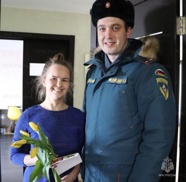 В Орловской области многодетных мам поздравили с 8 марта сотрудники МЧС