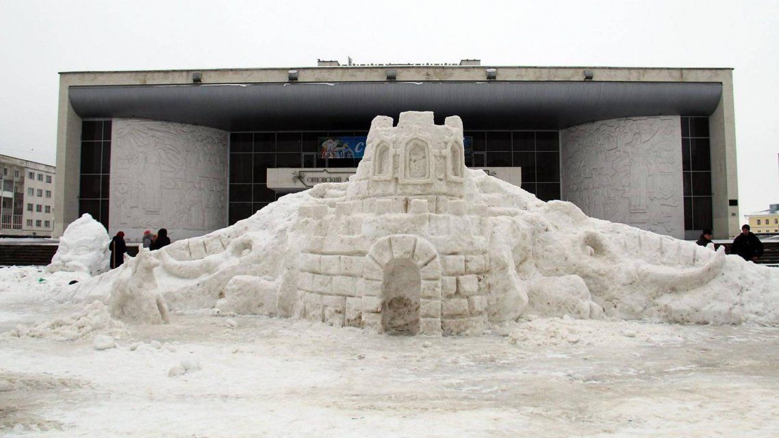 ФОТОРЕПОРТАЖ: возле ОГАТ в Орле восстановили снежные фигуры