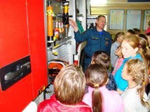 Воспитанники центра детского творчества «Эврика» навестили пожарных