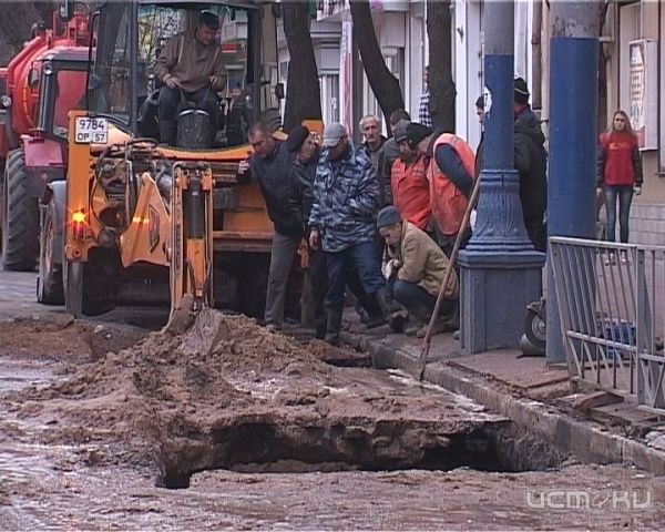 Вчерашний прорыв трубы на Московской лишил орловчан воды? Вчерашний прорыв трубы на Московской лишил орловчан воды?