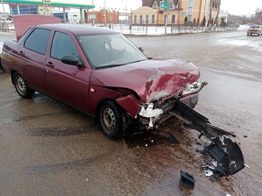 В Ливнах на перекрестке не разъехались две «Лады» | 22.02.2022 | Орел -  БезФормата