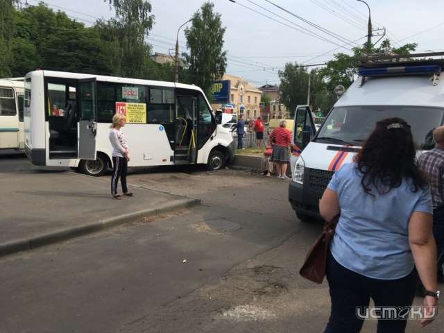В Орле число пострадавших в ДТП с маршруткой возросло до 12 человек В Орле число пострадавших в ДТП с маршруткой возросло до 12 человек