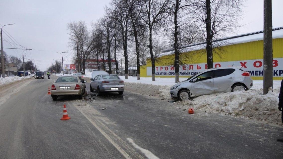 В Орле на Московском шоссе столкнулись три автомобиля