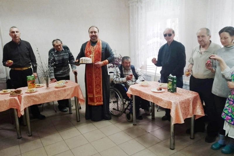 Орловская епархия организовала пасхальную трапезу для бездомных
