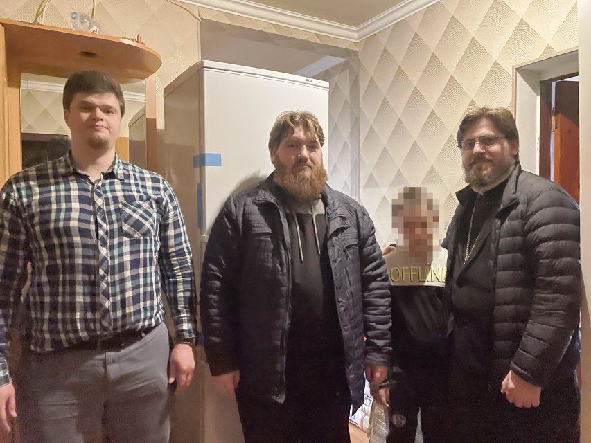 Орловская митрополия подарила холодильник семье участника СВО