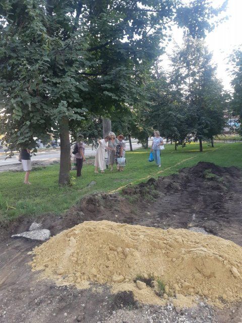 Очередной вандализм. Аккурат под знаменательную дату в Орле начали вырубать сквер Ветеранов
