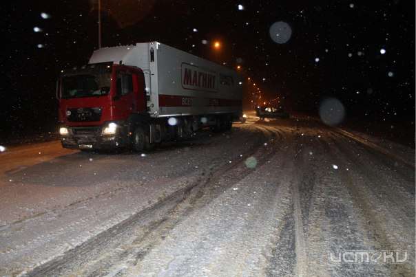 В Орловской области «легковушка» угодила под колеса фуры. Водитель доставлен в больницу В Орловской области «легковушка» угодила под колеса фуры. Водитель доставлен в больницу