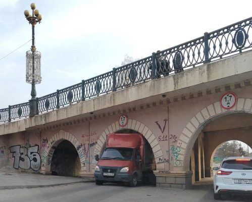 Снова ГАЗелька застряла в арке Александровского моста