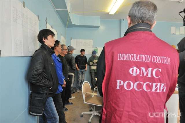 Две орловчанки незаконно прописали у себя четырех граждан Узбекистана Две орловчанки незаконно прописали у себя четырех граждан Узбекистана