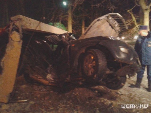 Во Мценске внедорожник врезался в столб Во Мценске внедорожник врезался в столб