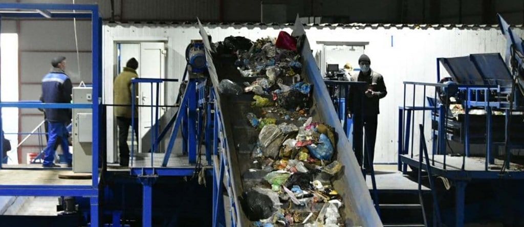 На мусоросортировочном заводе под Ливнами в мешке нашли живую собаку