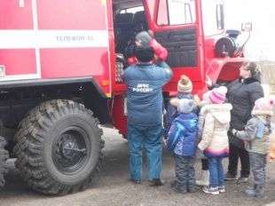 У знаменских пожарных побывали дошкольники