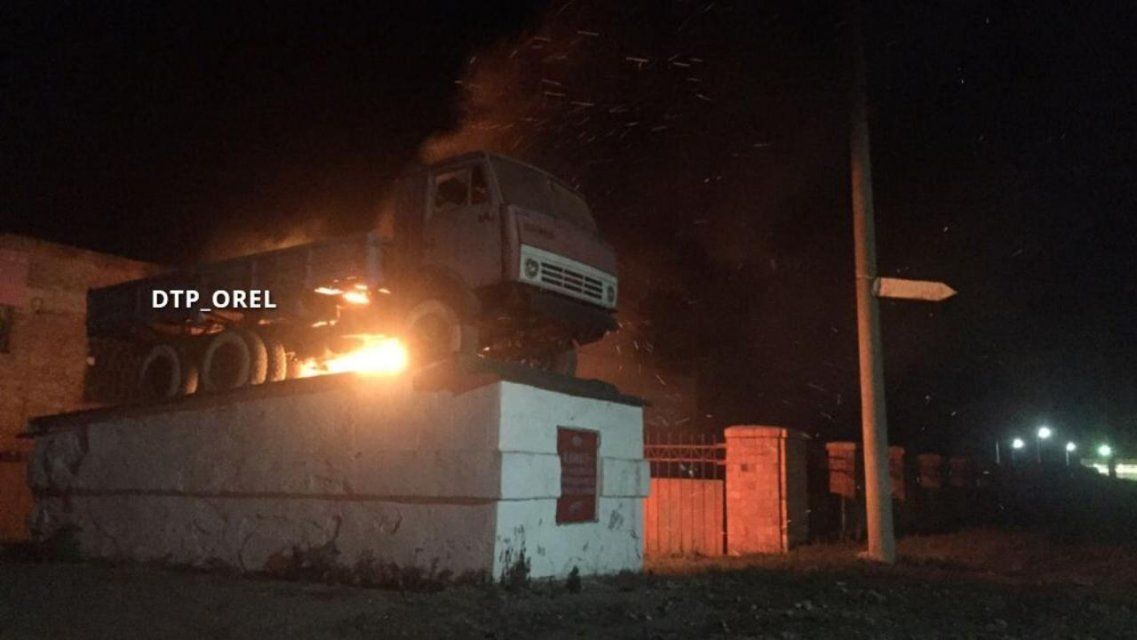 В Орловской области загорелся памятник КамАЗу
