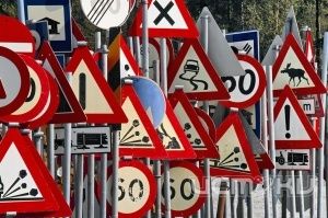 Семейная пара спиливала дорожные знаки для хозяйства Семейная пара спиливала дорожные знаки для хозяйства