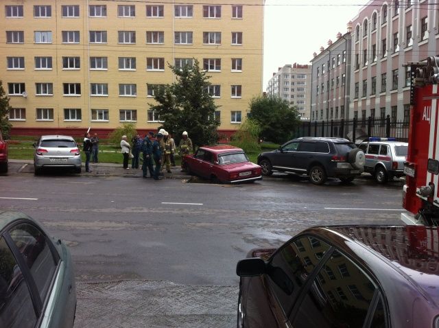 В Орле под колесами автомобиля "Жигули" провалился асфальт В Орле под колесами автомобиля "Жигули" провалился асфальт