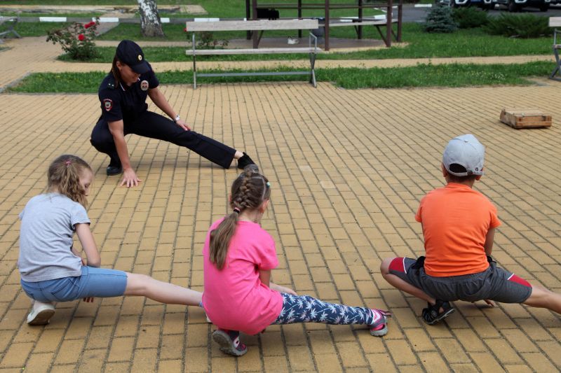 В Орловской области в рамках акции «Зарядка со стражем порядка» дети познакомились с сотрудниками ППС и кинологами