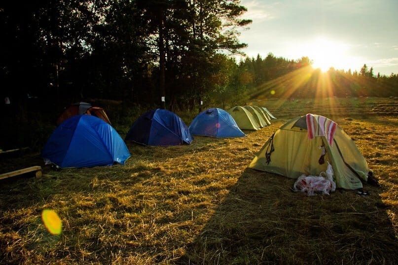 Палаточный городок в лесу