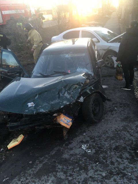 На одном из перекрёстков в Дмитровске жёстко столкнулись две легковушки