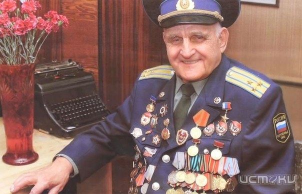 Орловских писателей Россохиных поздравил человек-легенда Орловских писателей Россохиных поздравил человек-легенда
