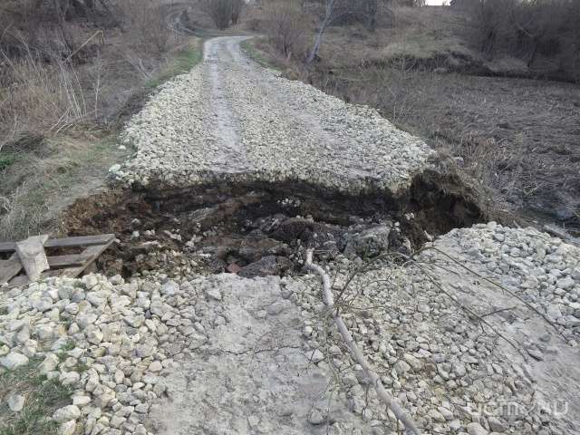 В Троснянском районе перекрыли дорогу между деревнями из-за обвала грунта В Троснянском районе перекрыли дорогу между деревнями из-за обвала грунта