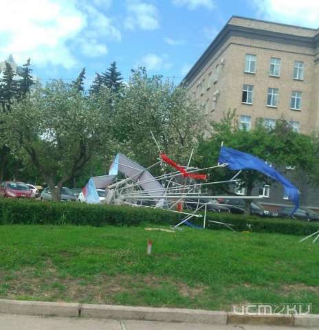 Возле областной администрации завалилась флаговая конструкция Возле областной администрации завалилась флаговая конструкция