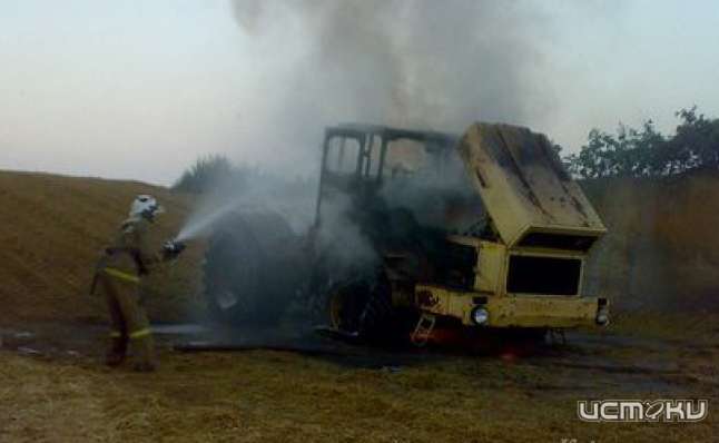 В Знаменском районе на поле полыхал экскаватор В Знаменском районе на поле полыхал экскаватор