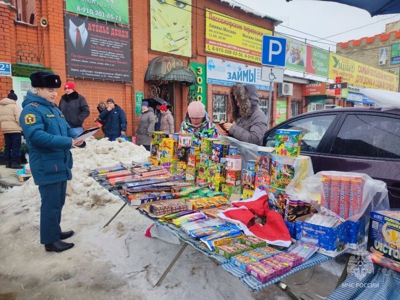 Ливенские сотрудники МЧС проводят рейды по местам продажи пиротехники