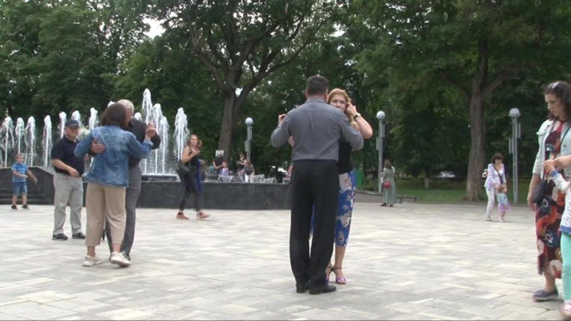 Коронавирус танцам не помеха: для орловчан провели бесплатные уроки танго