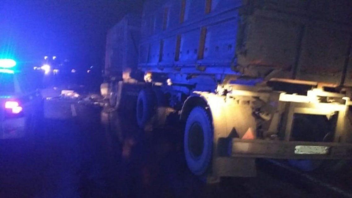 На Орловщине под колесами иномарки погиб водитель, чинивший КамАЗ на трассе