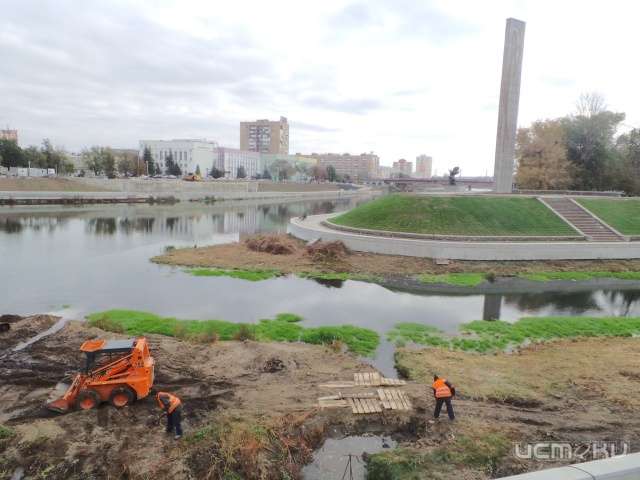 В Орле чистят русла Оки и Орлика В Орле чистят русла Оки и Орлика