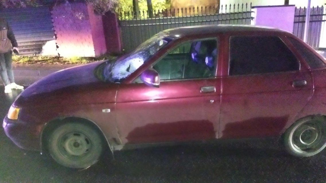 В Орле ночью женщина попала под колеса авто, переходя дорогу в неположенном месте