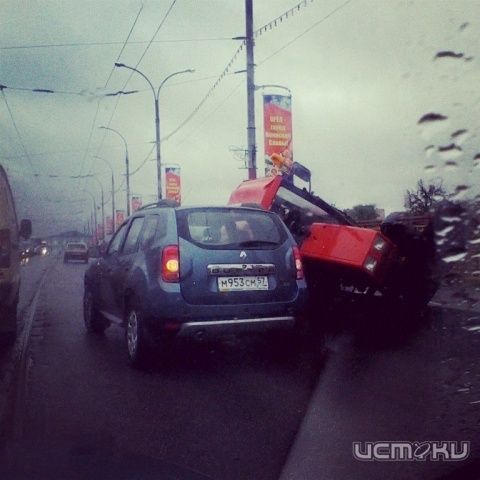 На Красном мосту мини-трактор упал на автомобиль На Красном мосту мини-трактор упал на автомобиль