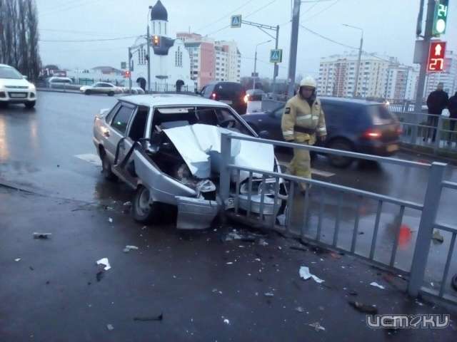 В Орле на Раздольной "пятнадцатая" протаранила дорожное ограждение В Орле на Раздольной "пятнадцатая" протаранила дорожное ограждение