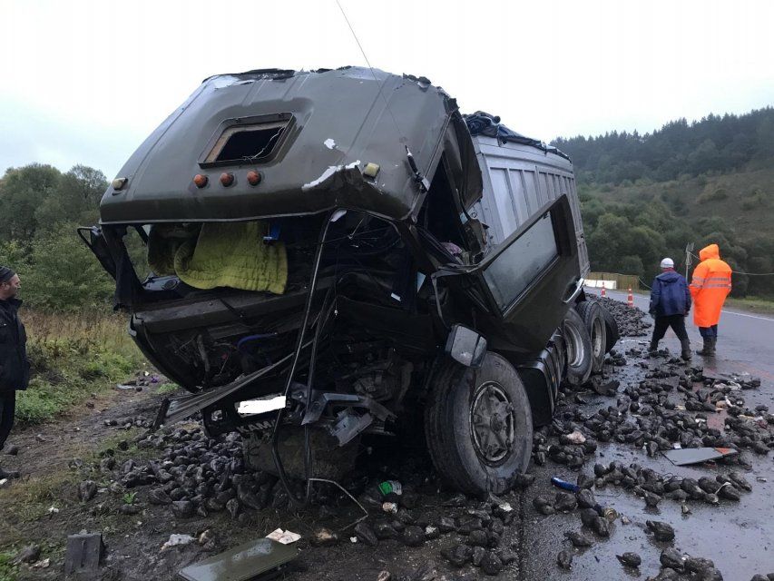 Под Орлом водитель «КАМАЗа» не заметил дорожный ремонт и попал в ДТП