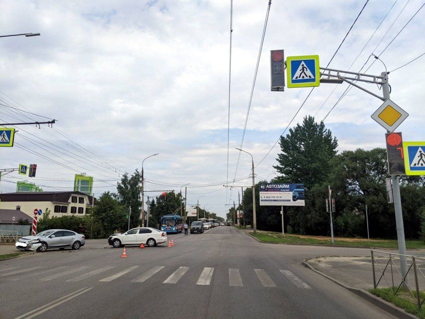 В Орле на Московском шоссе не разъехались две иномарки