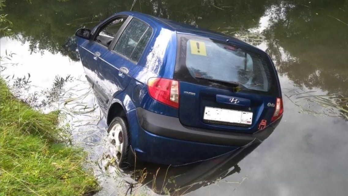 На Орловщине иномарка опрокинулась в реку: водитель погиб на месте