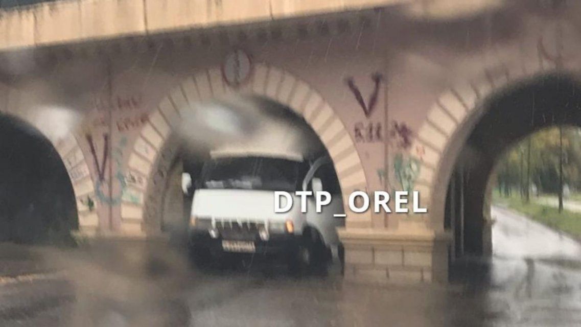 Схватку с «мостом глупости» в Орле проиграл еще один водитель «Газели»