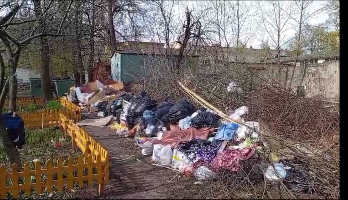 Орловчане не перестают жаловаться на мусор, который по непонятным причинам отказываются вывозить