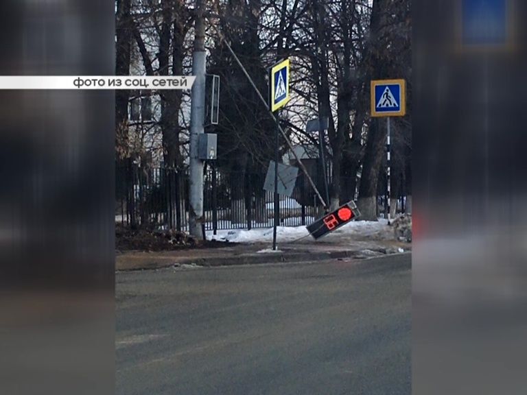 Пьяный водитель сломал светофор, а в драке в Москве погиб ливенский спортсмен. Новости за 90 секунд