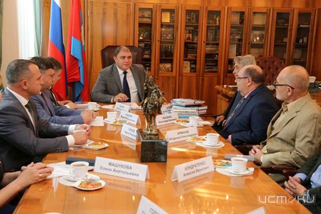 Губернатор Орловской области попил чай с литераторами Губернатор Орловской области попил чай с литераторами