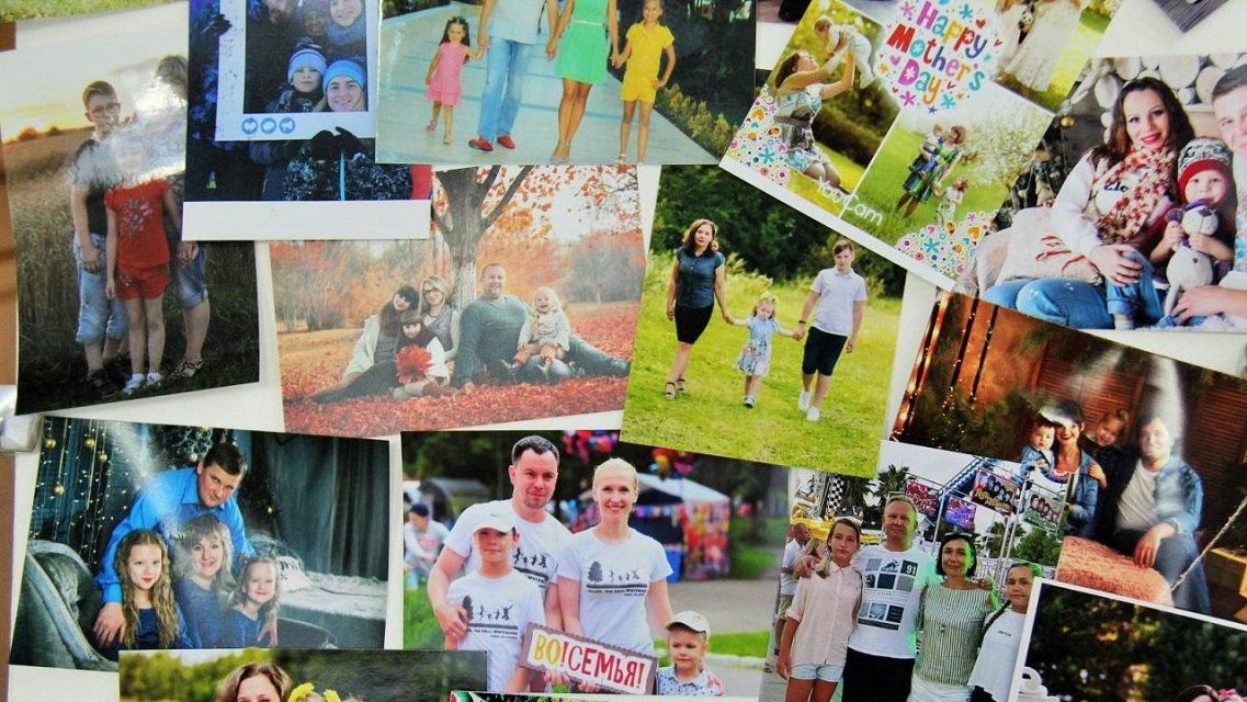 Фотографии мам орловских школьников украсили фойе мэрии